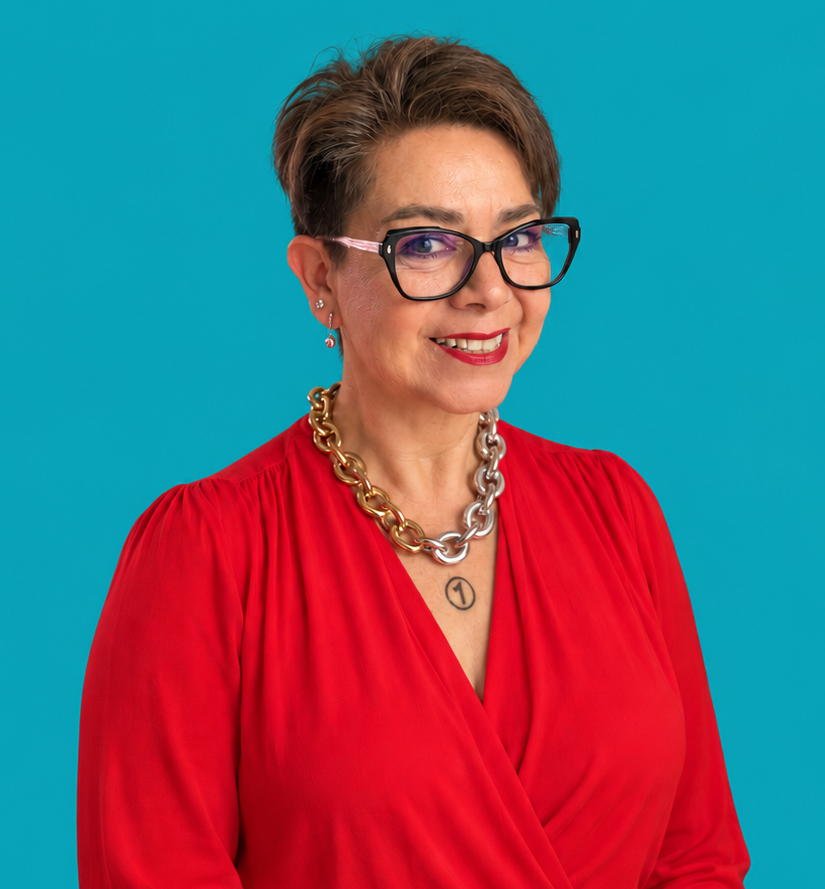 Mujer con fondo turquesa uniforme